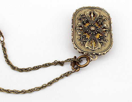 Vintage Chic Style Square Women's Leopard Pattern Pendant Alloy Necklace