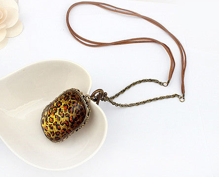 Vintage Chic Style Square Women's Leopard Pattern Pendant Alloy Necklace